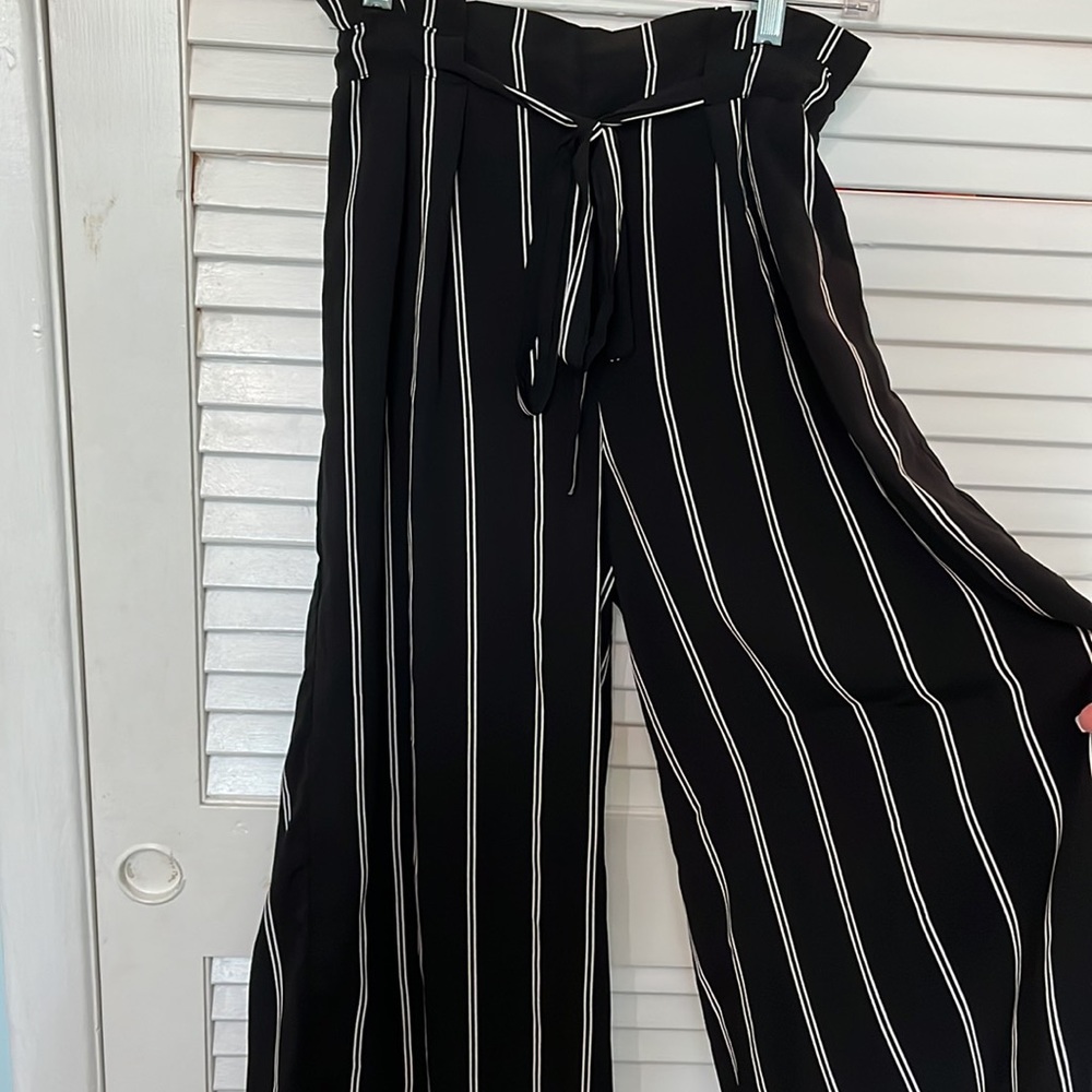 Black and white striped paper bag Capri pants